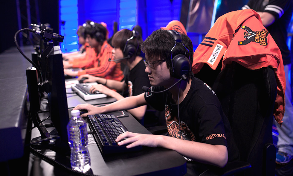 英雄联盟S15决赛门票黄牛囤票致二手市场高价票泛滥，玩家质疑票务系统并呼吁实名制购票-火博电竞